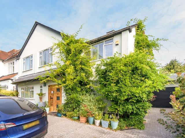 House for sale in North Finchley, Greater London