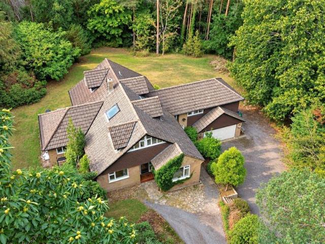House for sale in Boundstone, Waverley