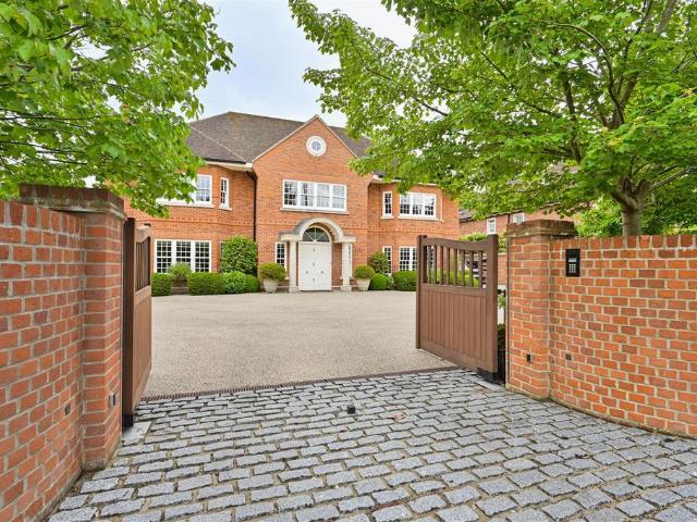House for sale in Hatching Green, Five Acres
