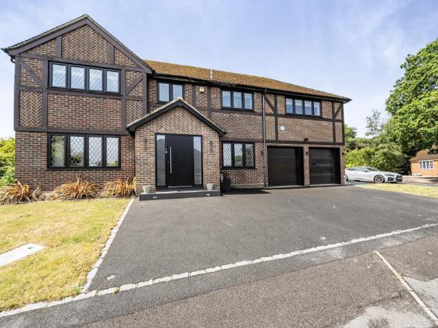 House for sale in Heol-las, Surrey