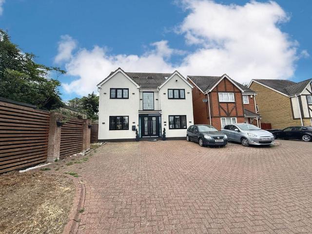 House for sale in Spring Park, Luton