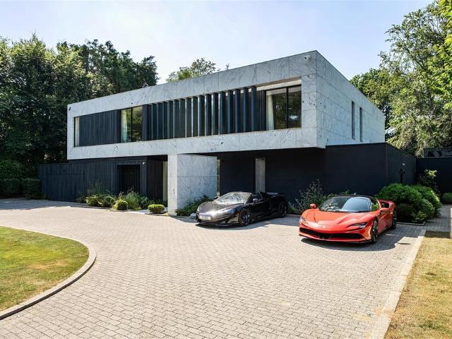 House for sale in Kingswood Warren, Red Hill