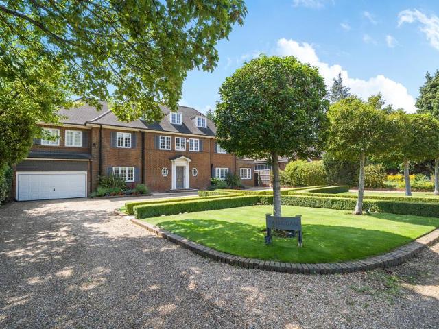 House for sale in Little Stanmore, Greater London
