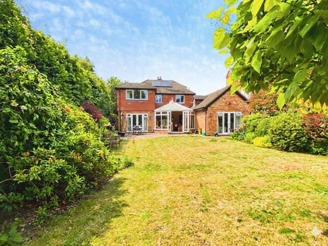 House for sale in Heol-las, Surrey