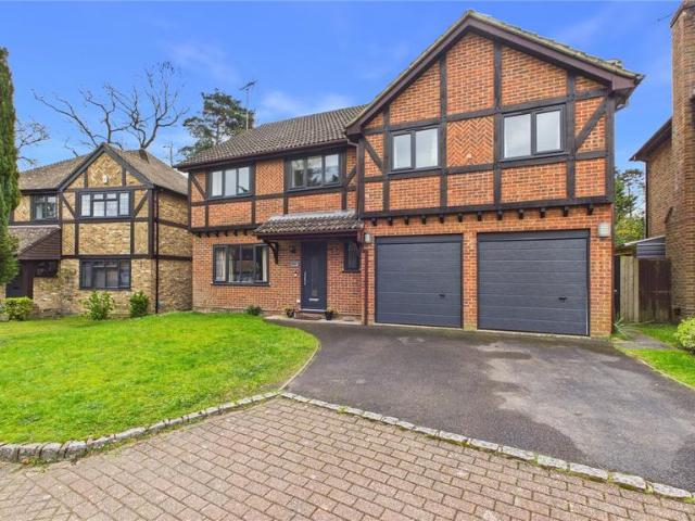 House for sale in Heol-las, Surrey