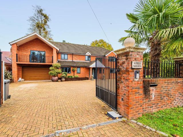 House for sale in Highway, Maidenhead