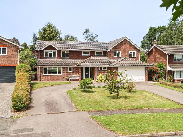 House for sale in Hatching Green, Five Acres