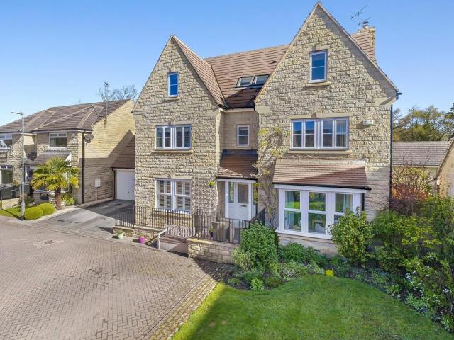 House for sale in Tranmere Park, Guiseley