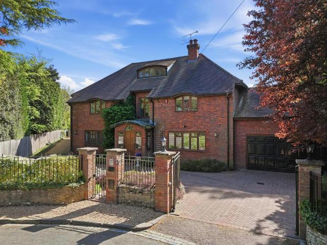 House for sale in Hatching Green, Five Acres