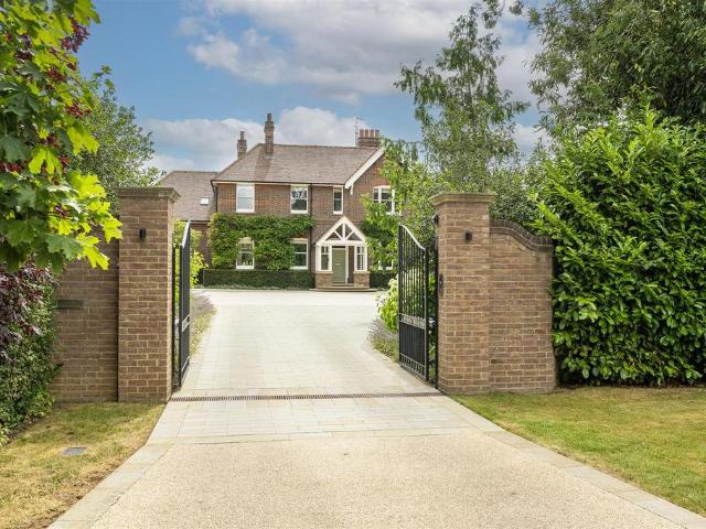 House for sale in Hatching Green, Five Acres