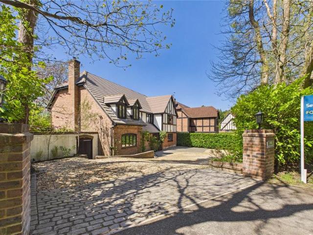 House for sale in Heol-las, Surrey