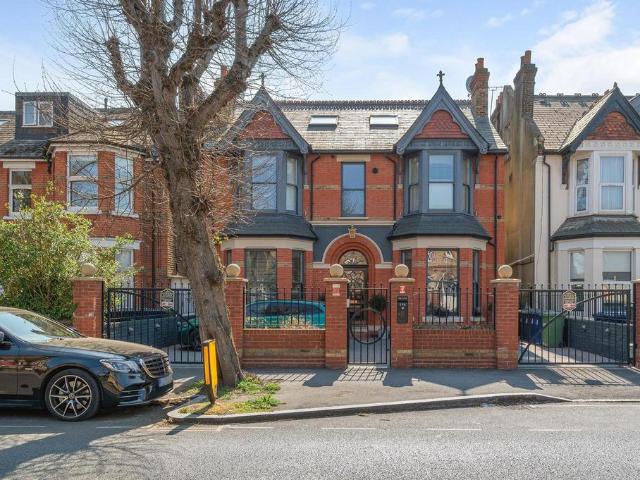 House for sale in London Borough of Ealing, Park Royal