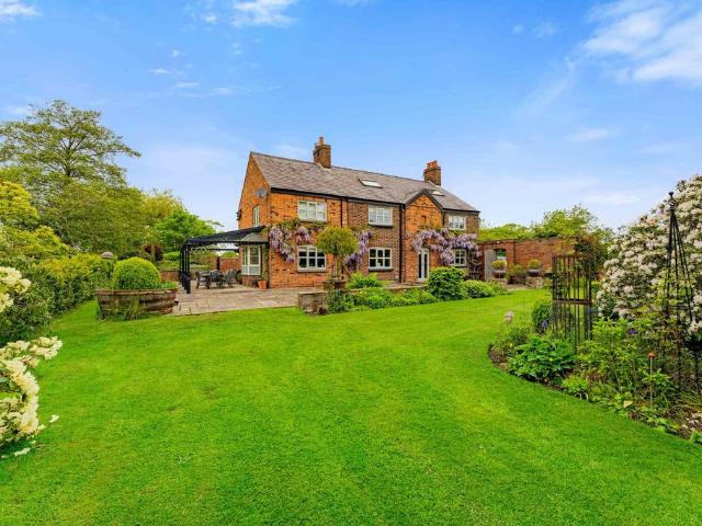 House for sale in High Legh