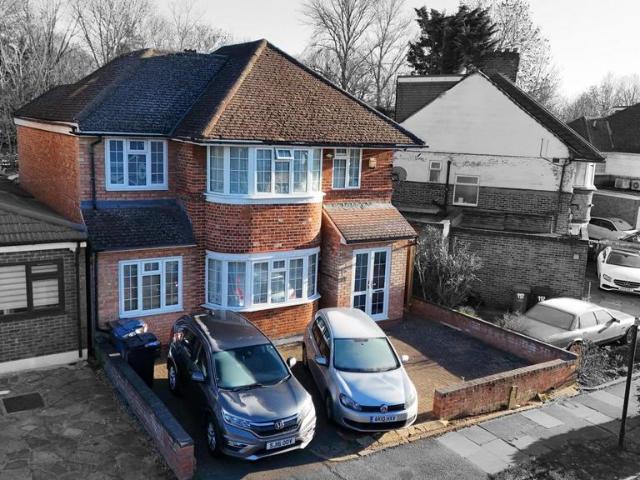 House for sale in Little Stanmore, Greater London