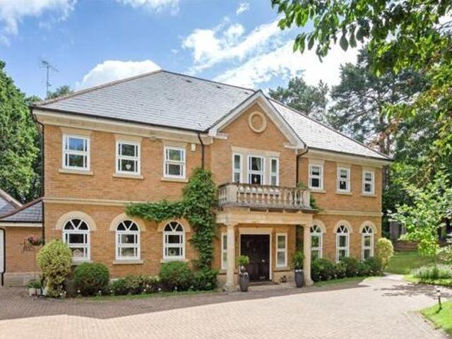 House for sale in Ascot