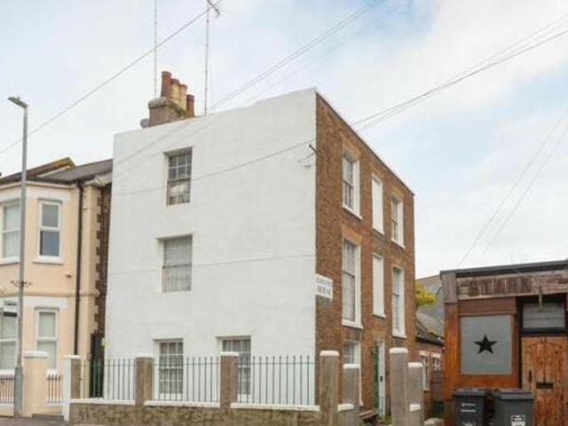 House for sale in Upton, Acol