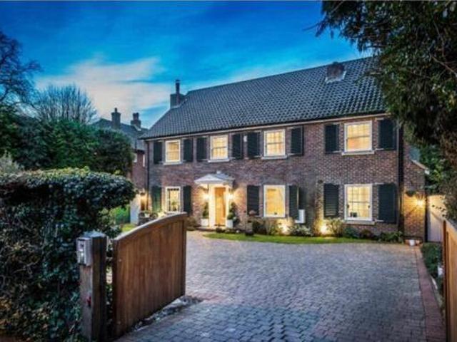 House for sale in Hillview, Surrey