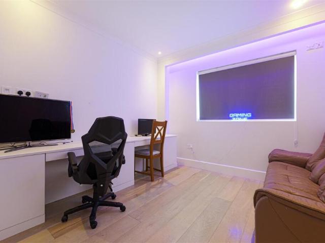 Farm for sale in London Borough of Merton, Cat Hill