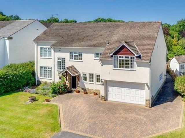 House for sale in Tranmere Park, West Yorkshire