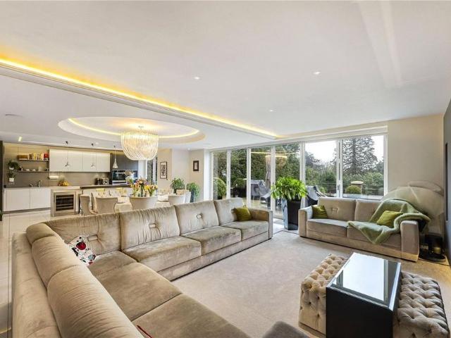 House for rent in Oakleigh Park, Greater London