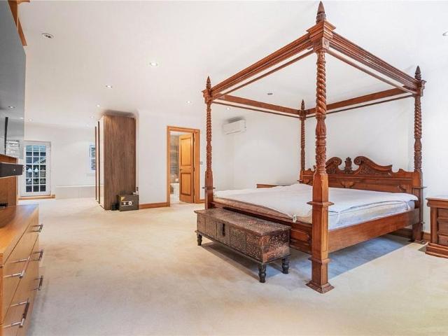 House for rent in Row Town, Surrey