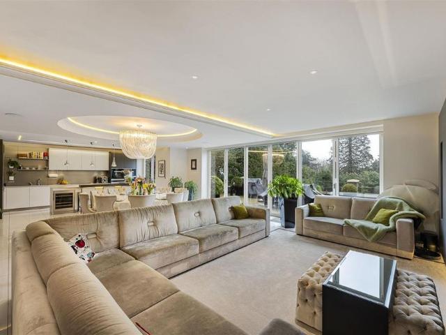 House for rent in Oakleigh Park, Greater London