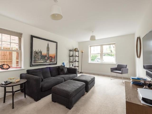House for rent in Hatching Green, Five Acres