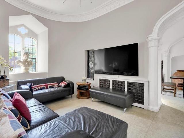 House for rent in Esher Place, Elmbridge