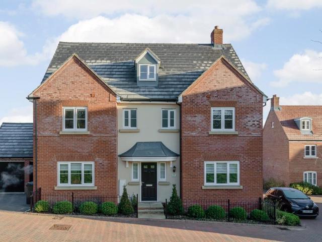 House for rent in Manor Estate, Pouchen End