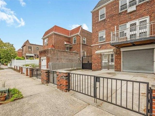 House for sale in Queens, Arverne