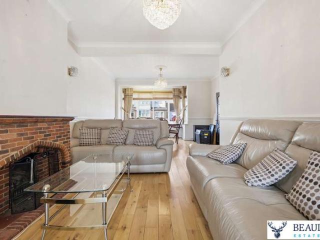 Cottage for sale in Gants Hill, Greater London