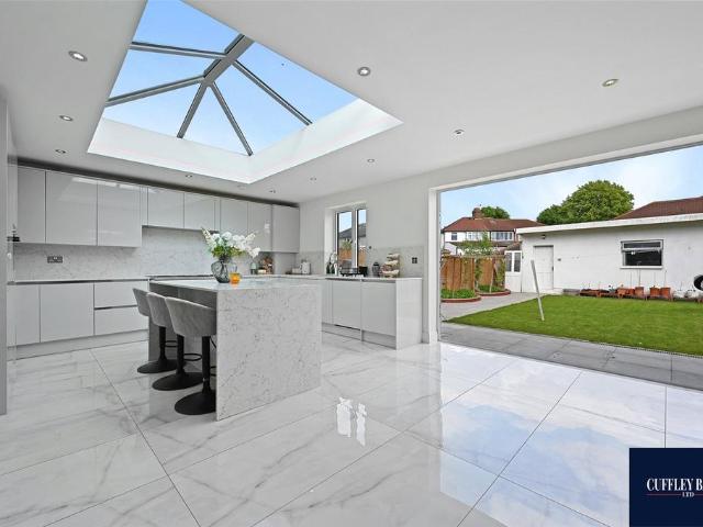 House for sale in London Borough of Ealing, Perivale