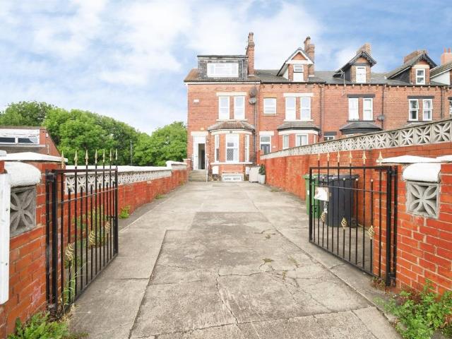 House for sale in Hyde Park, West Yorkshire