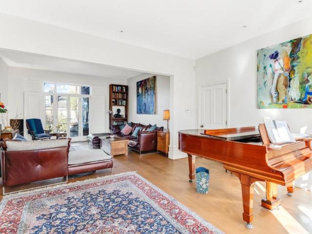 House for sale in Muswell Hill, Greater London