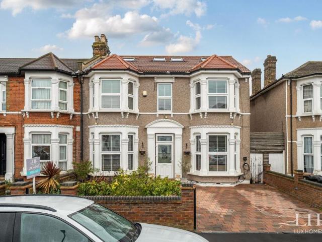 House for sale in Seven Kings, Greater London