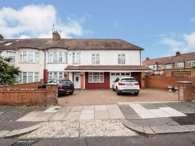 House for sale in Bowes, Greater London