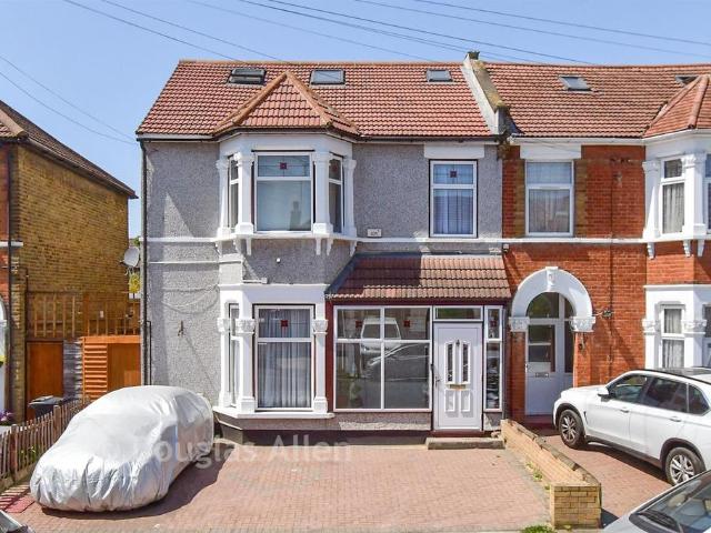 House for sale in Seven Kings, Greater London