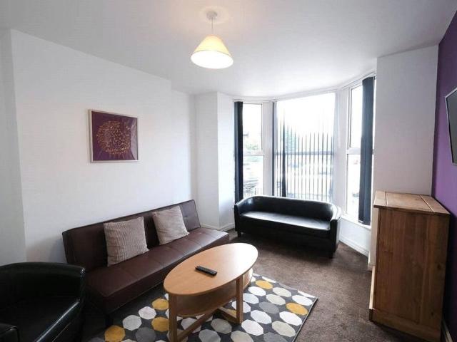 House for rent in Elm Park, Calderstones