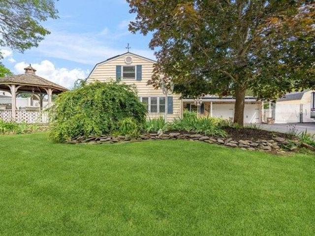 House for sale in Farmingville