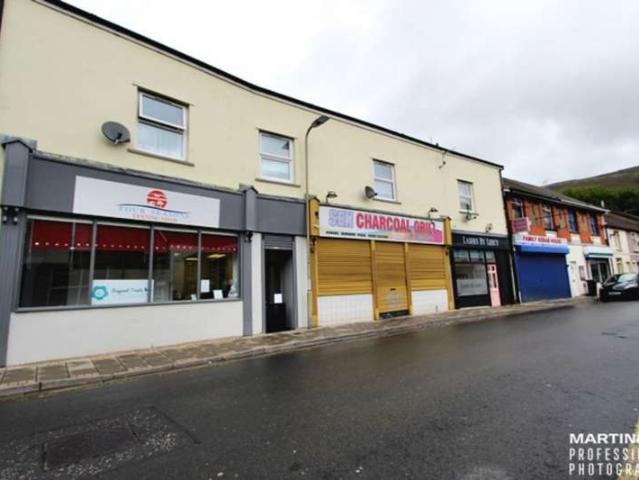 Flat for sale in Troed-y-rhiw