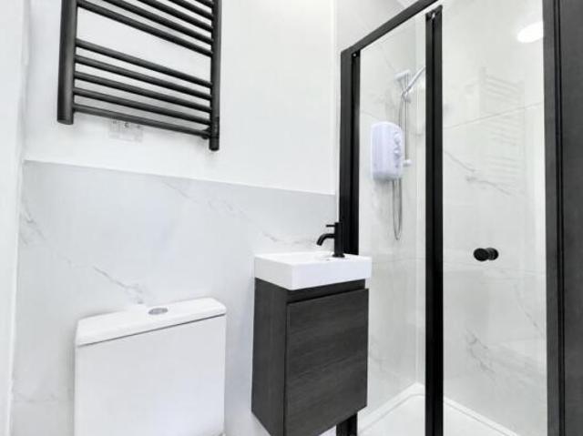 Flat for rent in Cat Hill, England