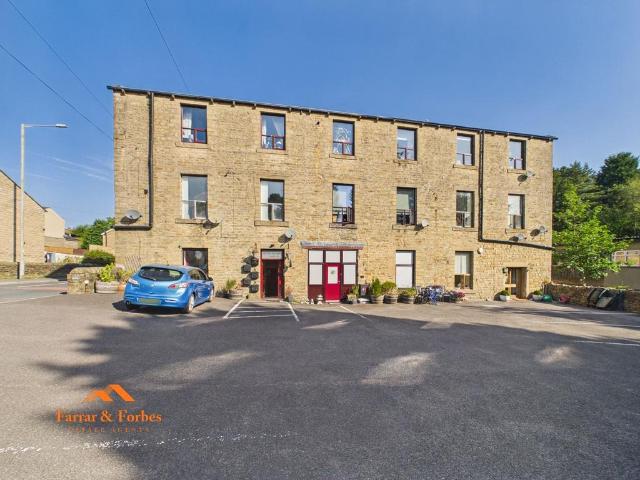 Flat for sale in Winewall, Higherford
