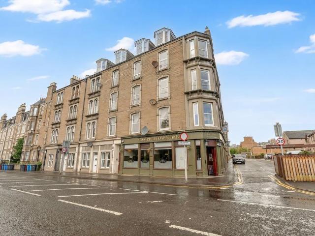 Flat for sale in West End, Scotland