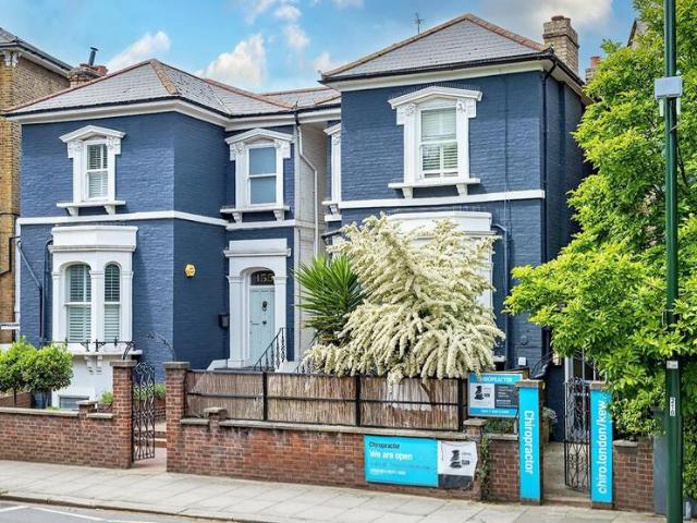 Flat for sale in London Borough of Richmond upon Thames, Greater London