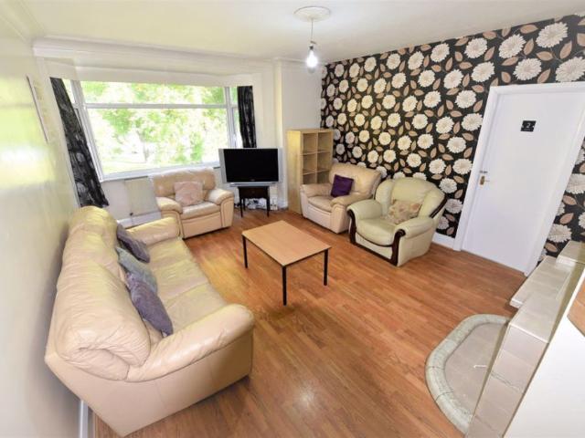 Room for rent in Lawnswood, Leeds