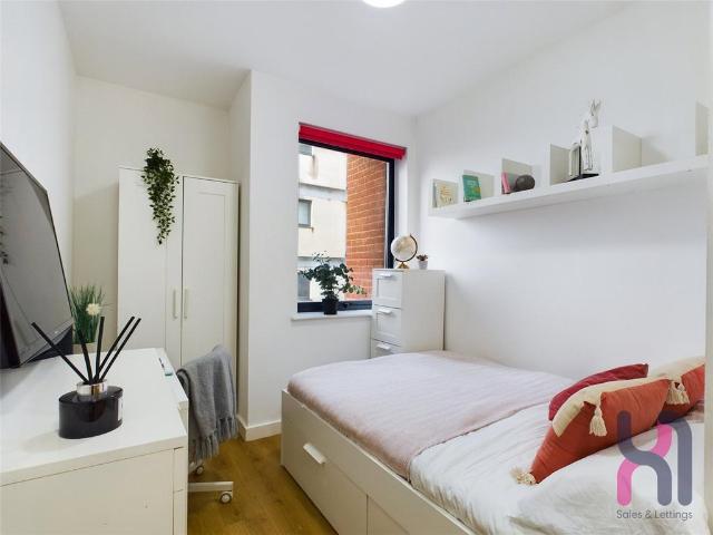 Flat for rent in Calderstones