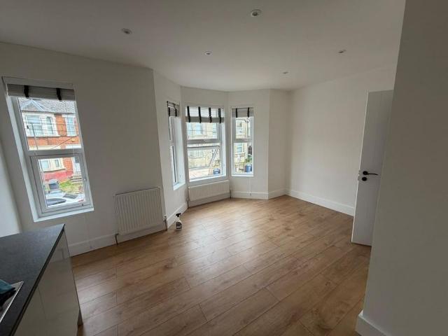 Apartment for rent in Totteridge, Cressex