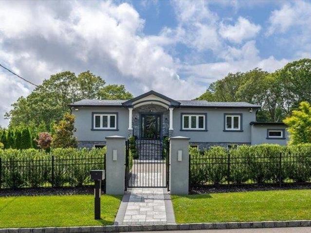 House for sale in Hauppauge House for sale in Hauppauge