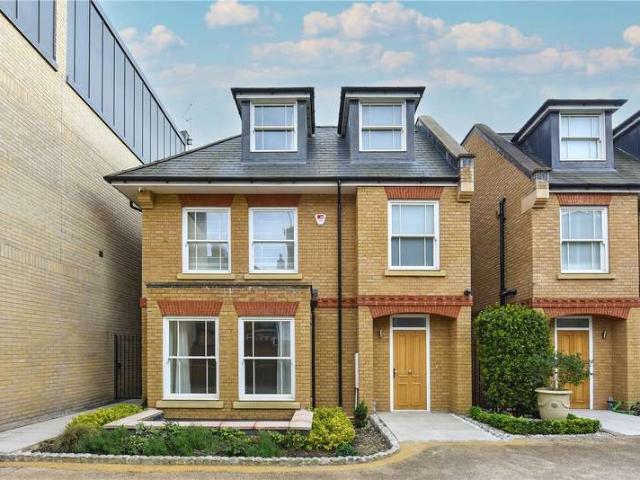 House for sale in London Borough of Hounslow, Strand