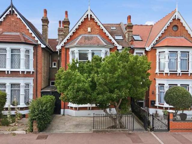 House for sale in Aldersbrook, Greater London